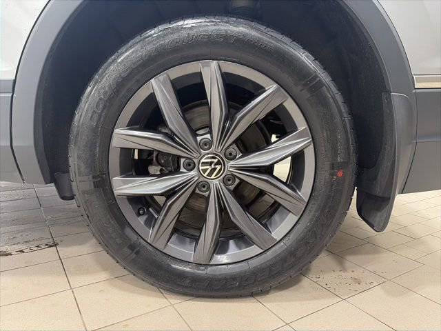 Used 2022 Volkswagen Tiguan SE AWD/4WD image 23