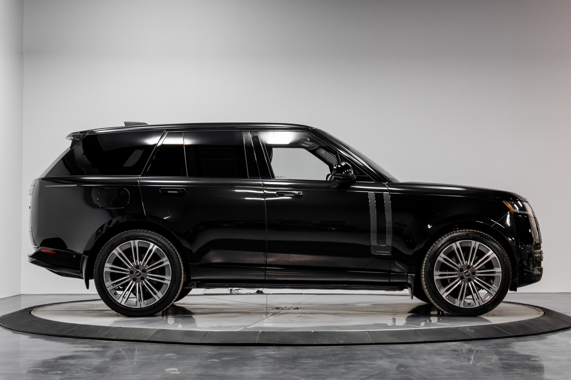 Used 2023 Land Rover Range Rover Autobiography image 13