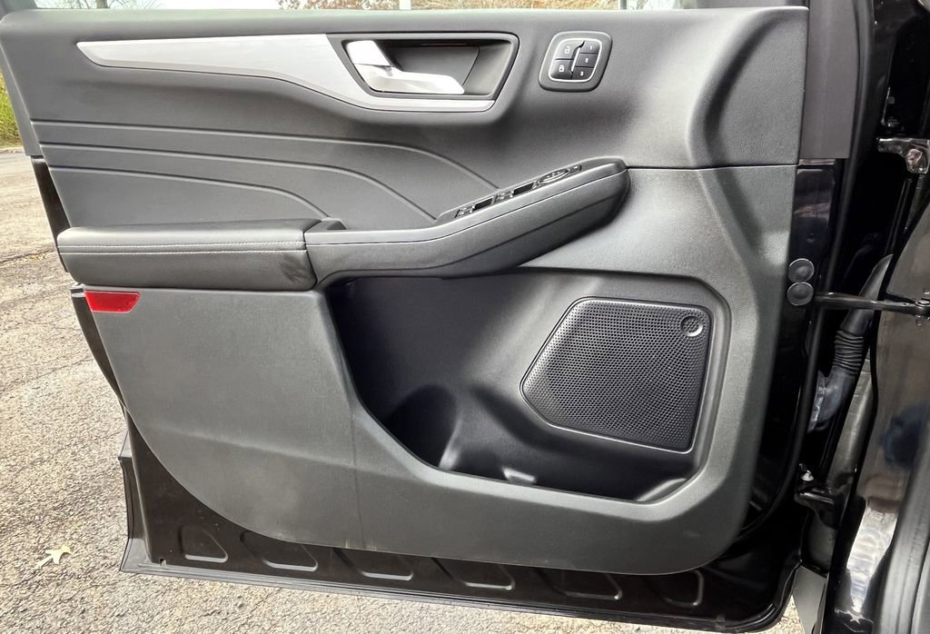 Used 2023 Ford Escape Platinum image 9