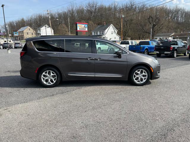 Used 2017 Chrysler Pacifica Touring-L w/ Tire & Wheel Group image 9