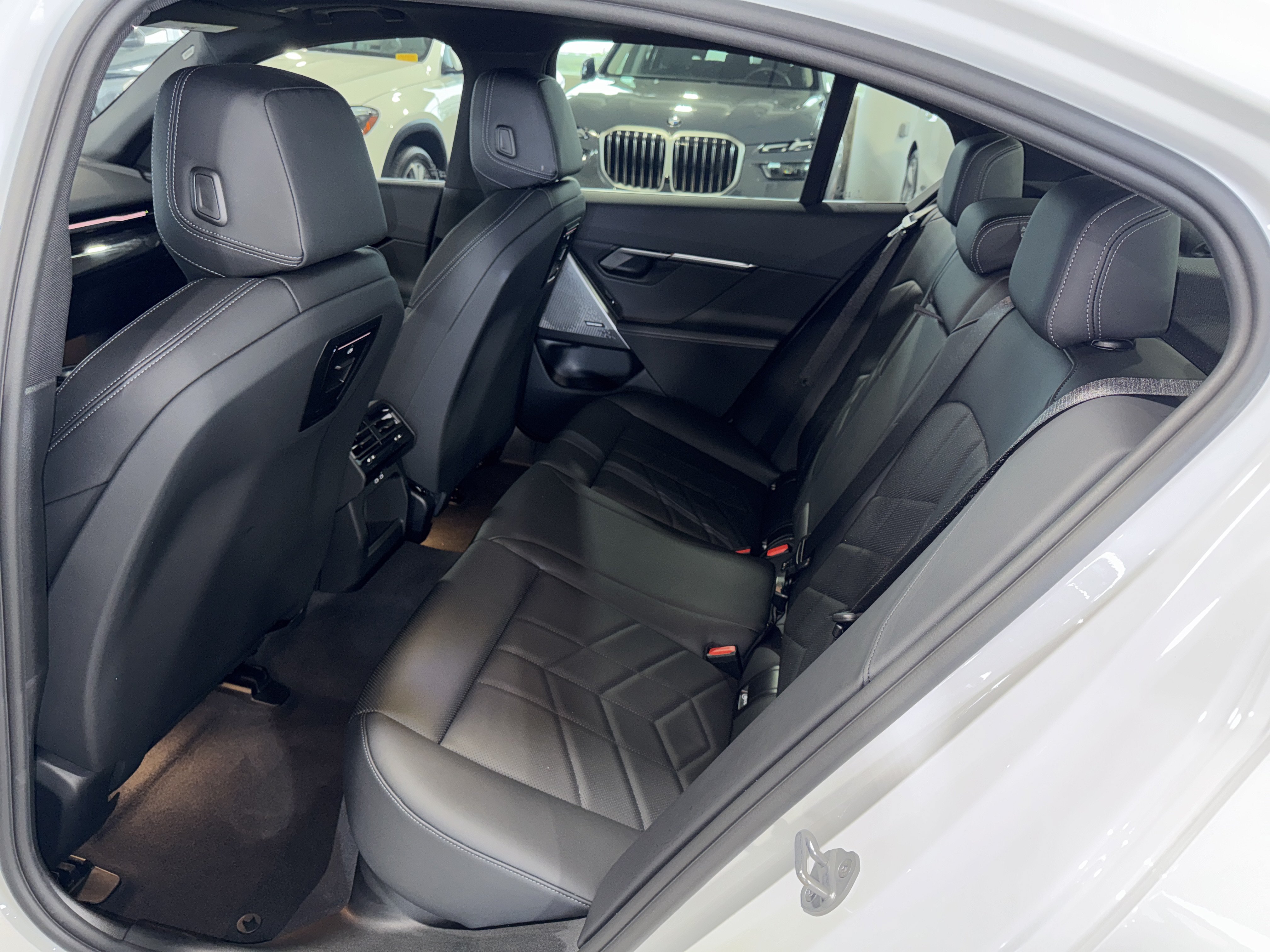 Used 2025 BMW 530i w/ Premium Package RWD image 15