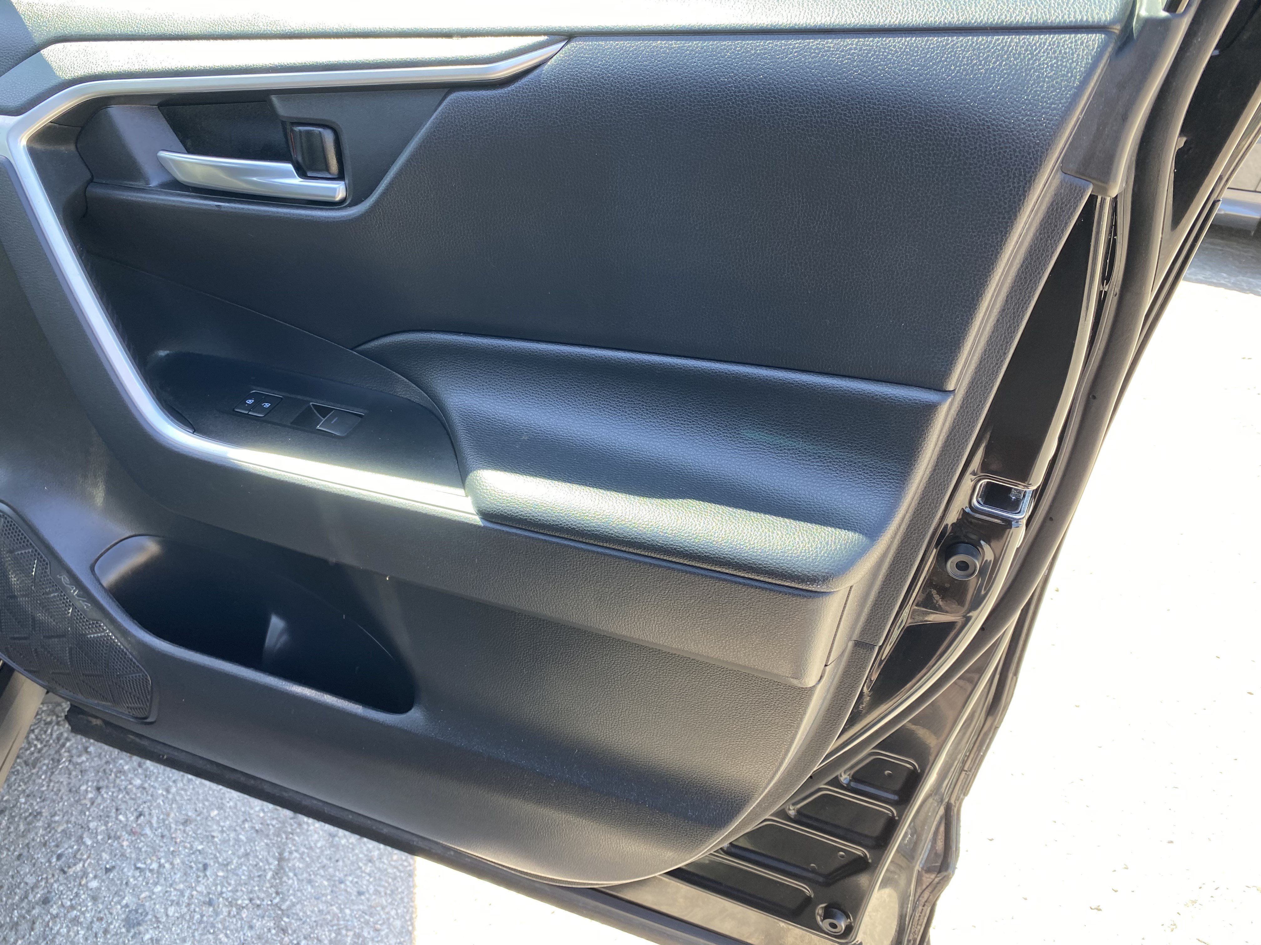 Used 2022 Toyota RAV4 XLE w/ Convenience Package FWD image 23