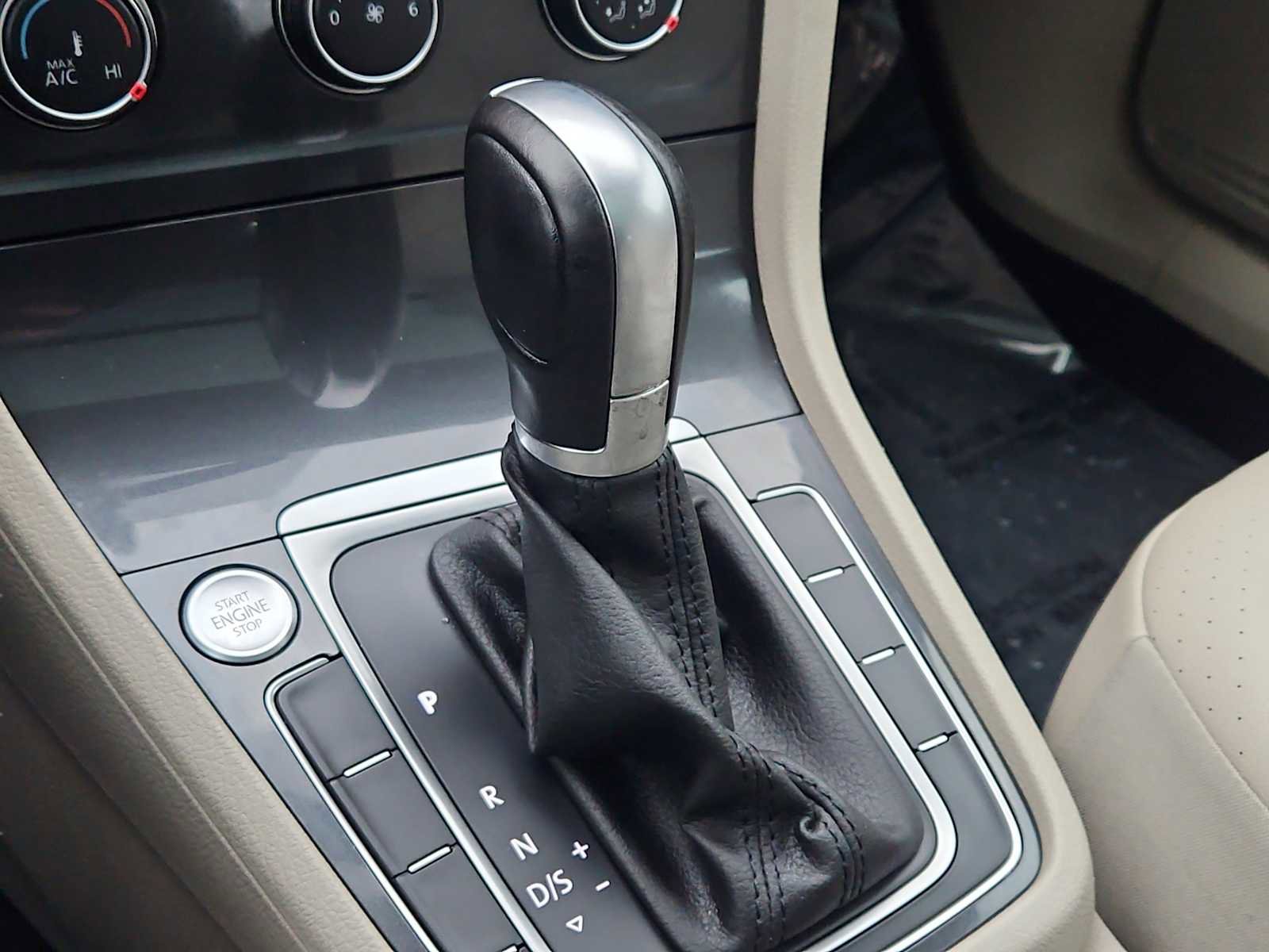 Used 2018 Volkswagen Golf SE image 27