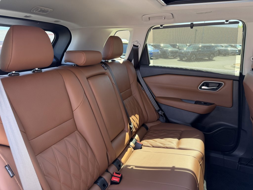 Used 2025 Nissan Rogue Platinum w/ Tech Package image 41