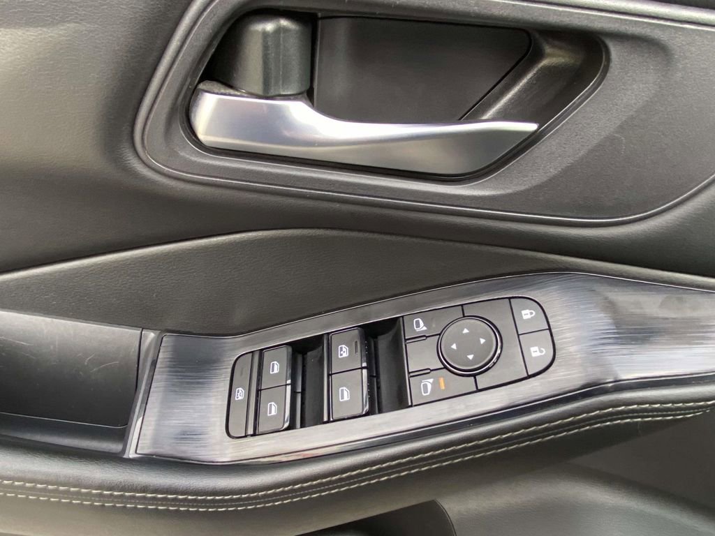 Used 2024 Nissan Rogue SV image 14