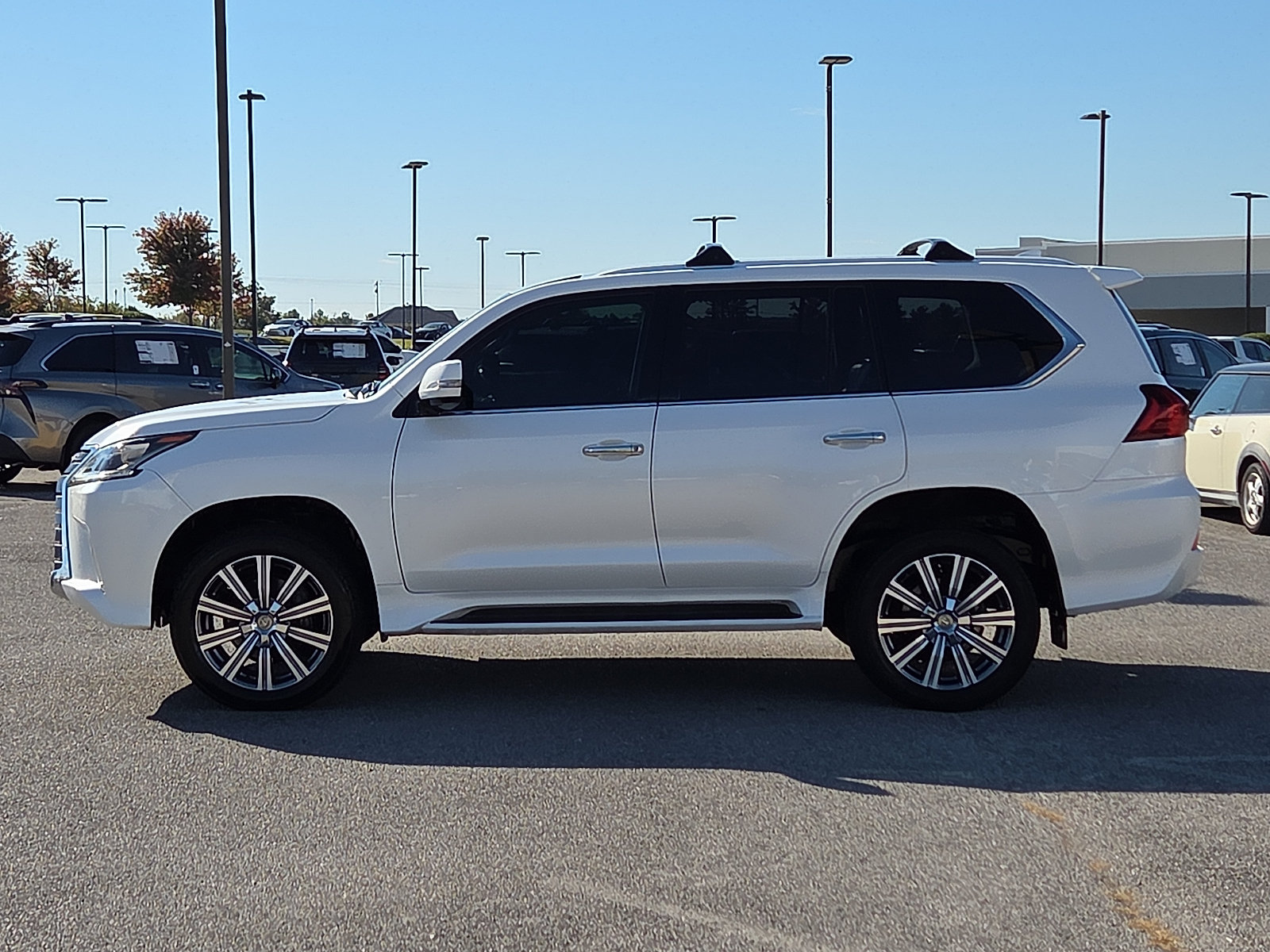 Used 2017 Lexus LX 570 4WD w/ Luxury Package image 3