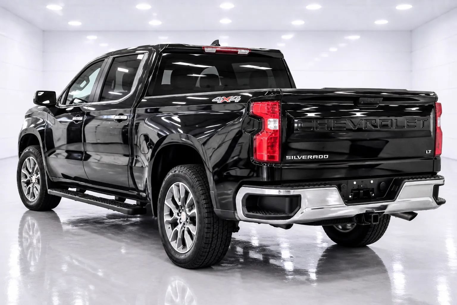 Used 2023 Chevrolet Silverado 1500 LT AWD/4WD image 3