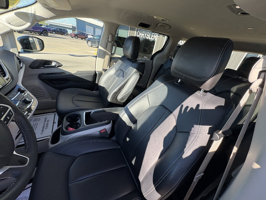 Used 2024 Chrysler Pacifica Touring-L image 31