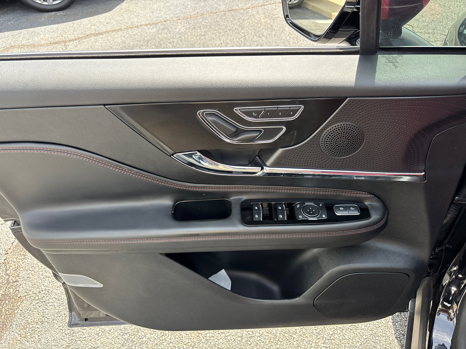 Certified 2025 Lincoln Corsair Reserve AWD/4WD image 11