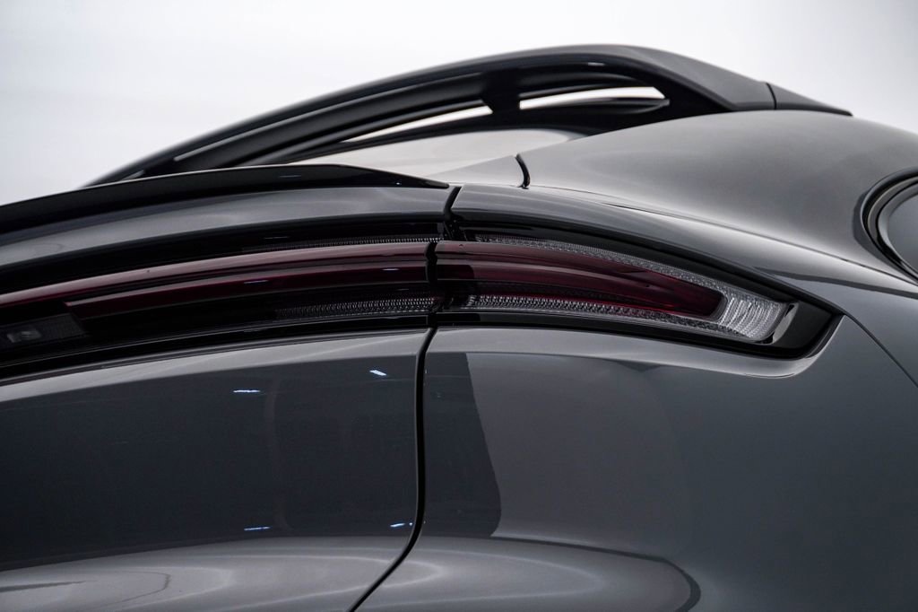 Certified 2025 Porsche Cayenne Coupe image 12