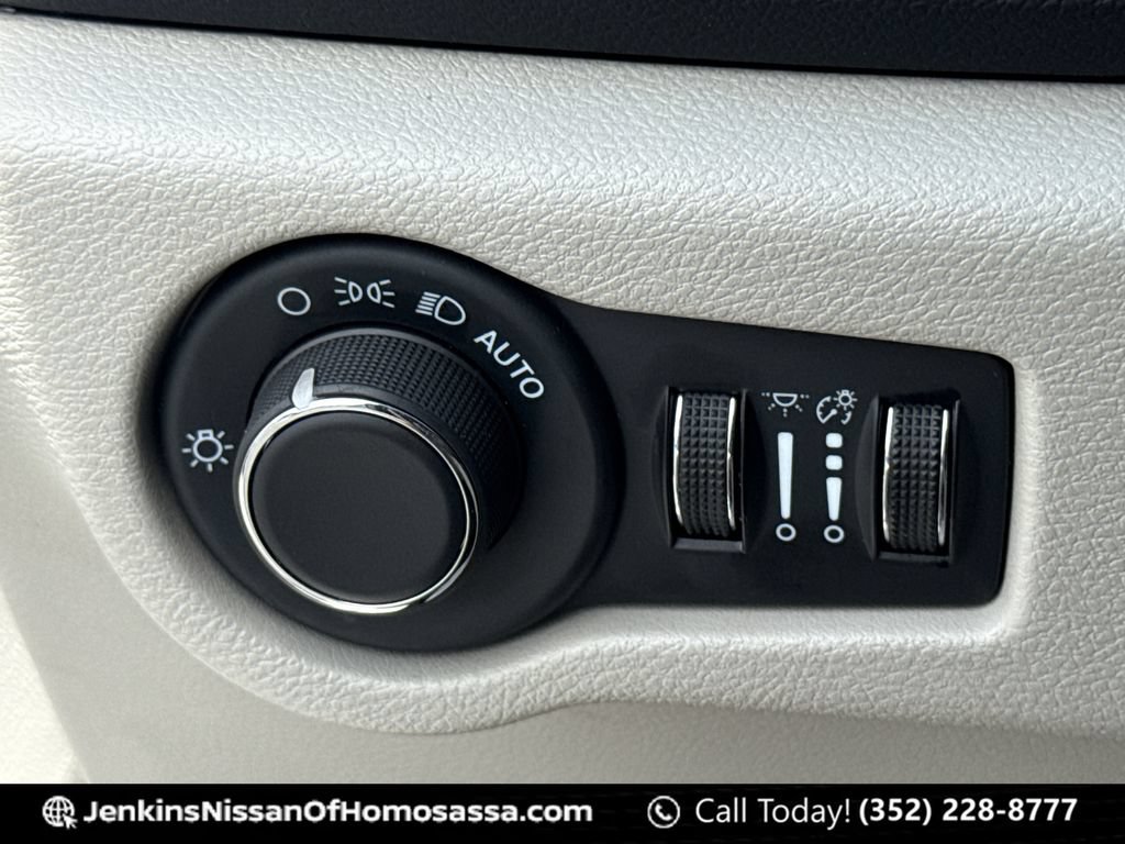 Used 2023 Chrysler Voyager LX FWD image 38