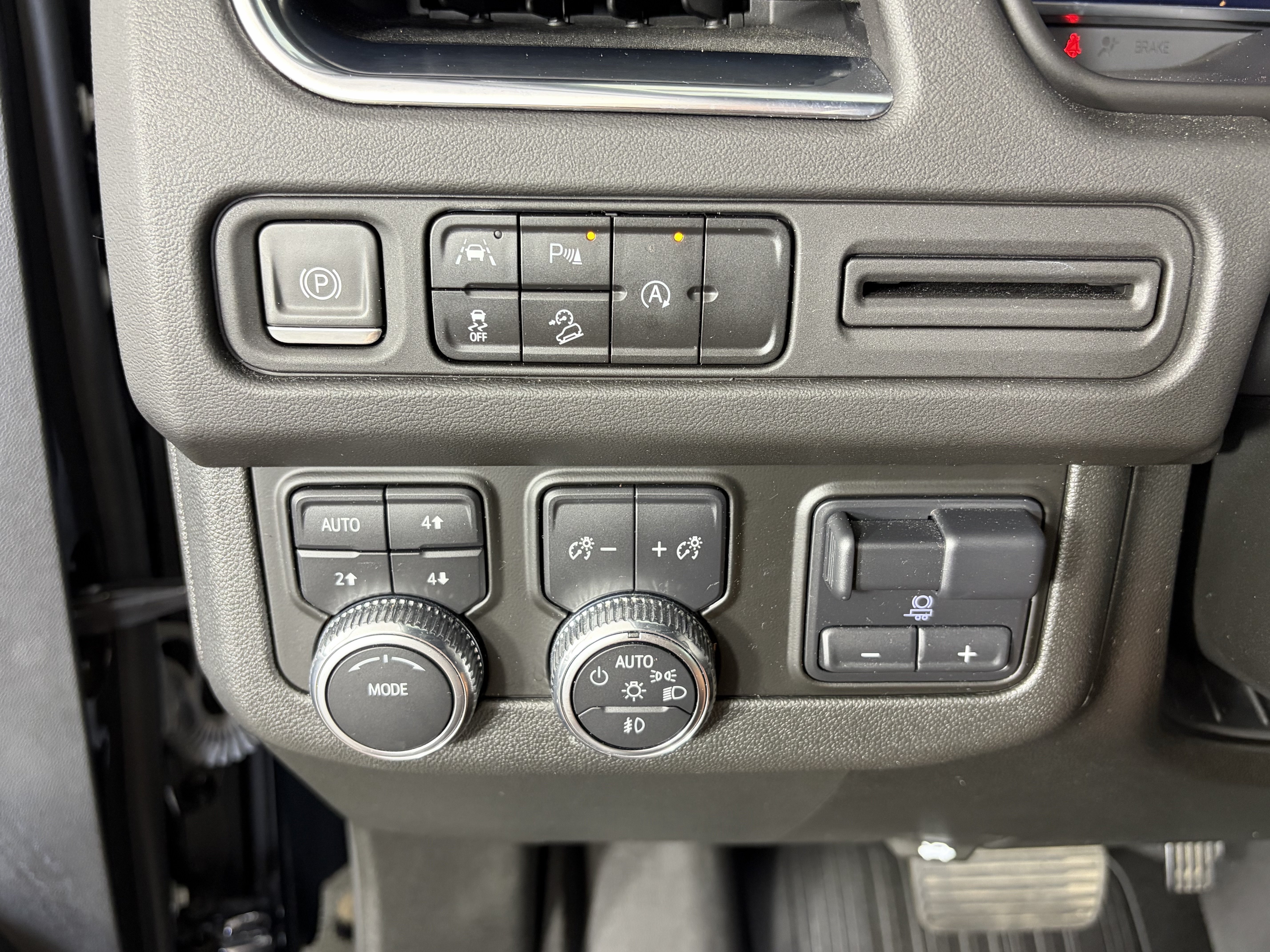 Used 2023 GMC Yukon AT4 w/ LPO, Floor Liner Package AWD/4WD image 32