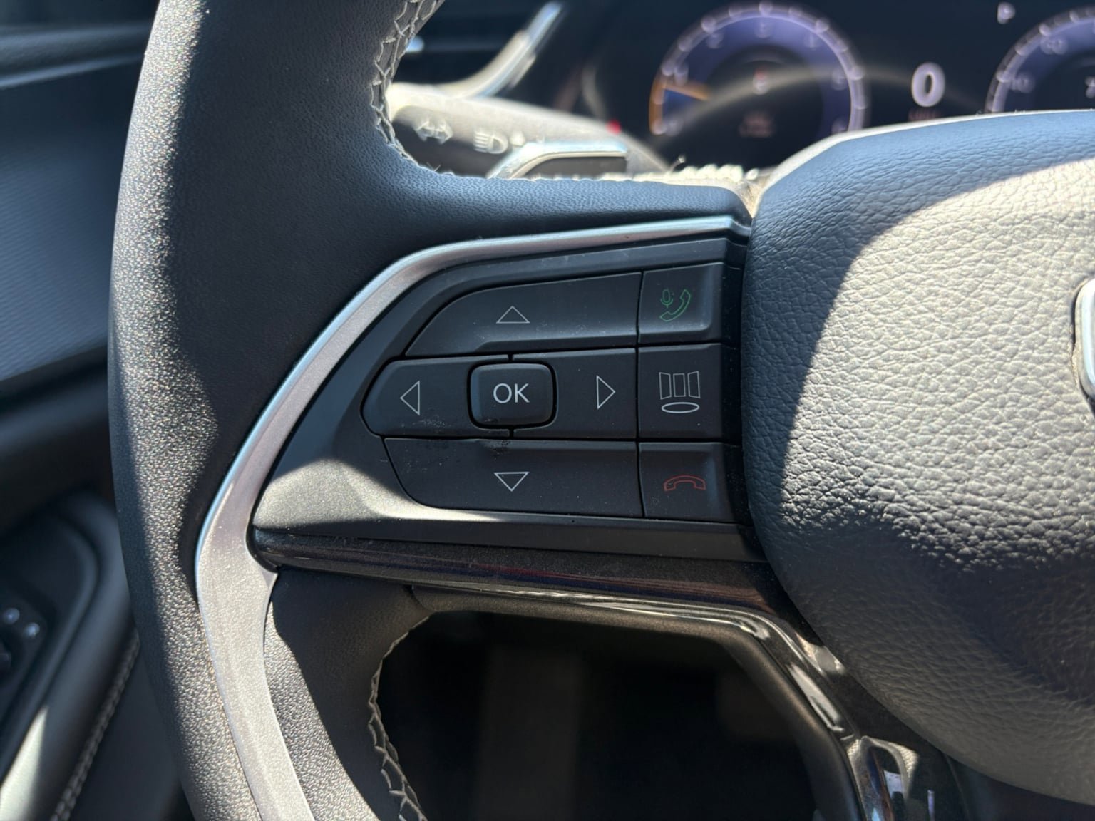 Used 2023 Jeep Grand Cherokee Laredo RWD image 25