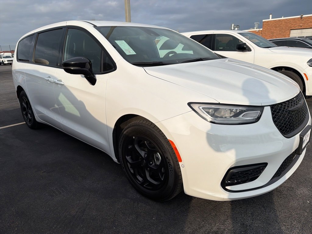 Used 2024 Chrysler Pacifica Select image 3