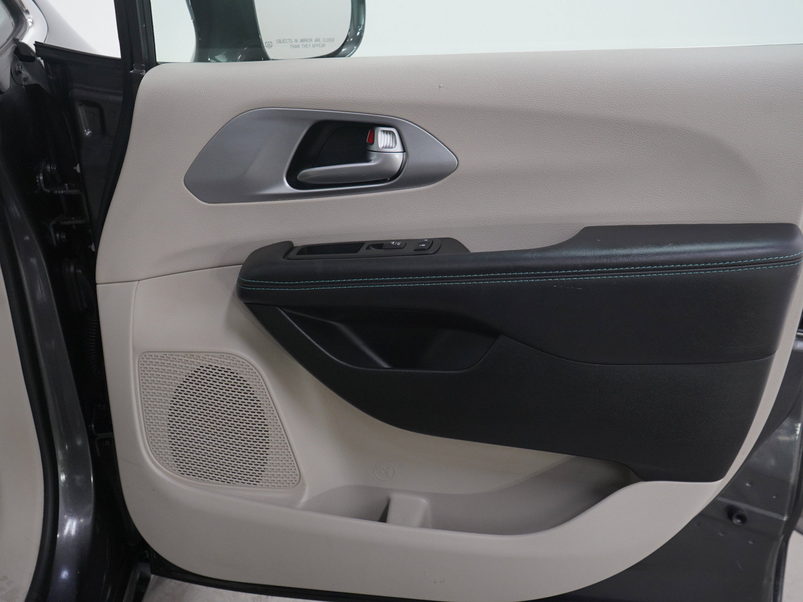 Used 2018 Chrysler Pacifica Limited w/ Advanced Safetytec Group FWD image 12
