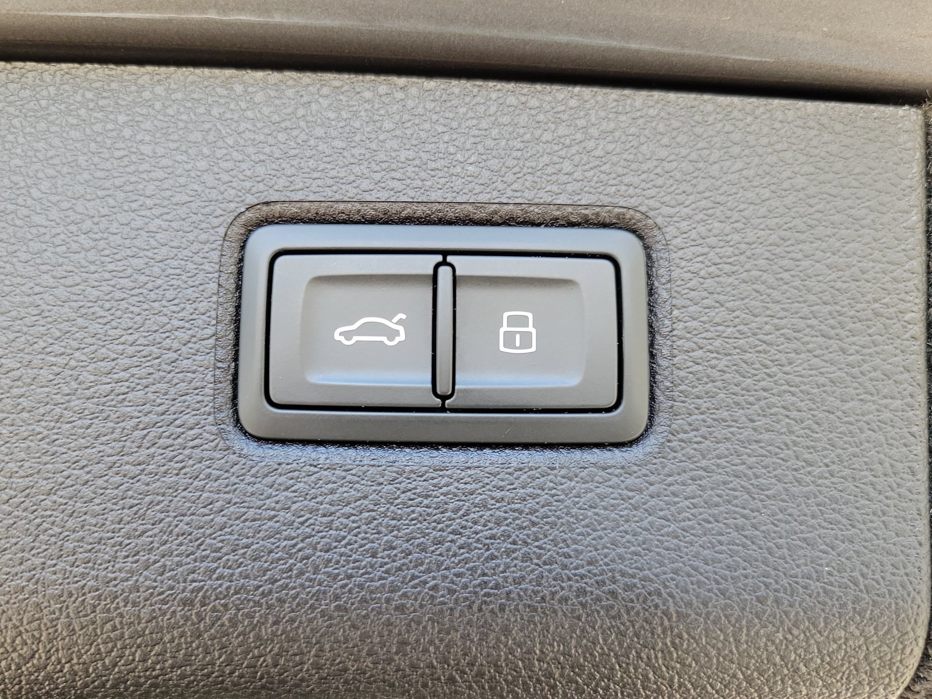 Certified 2023 Bentley Bentayga Plug-In Hybrid AWD/4WD image 17