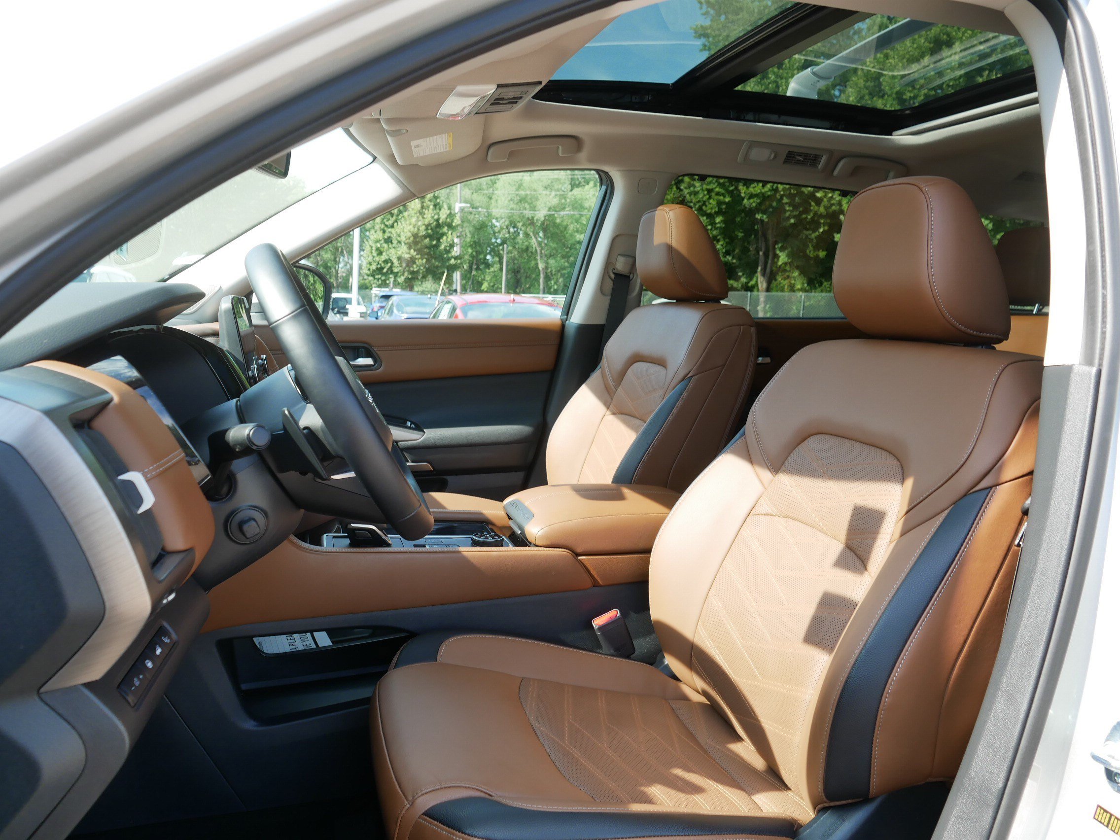 Certified 2025 Nissan Pathfinder Platinum AWD/4WD image 34
