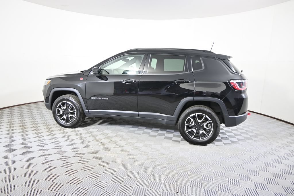 Used 2024 Jeep Compass Trailhawk AWD/4WD image 3