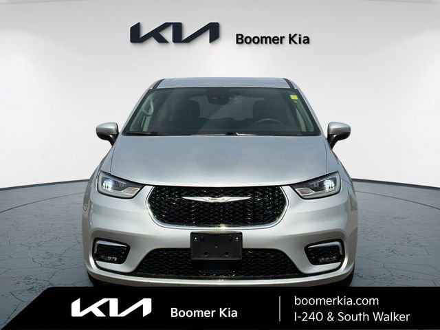 Used 2023 Chrysler Pacifica Touring-L image 2