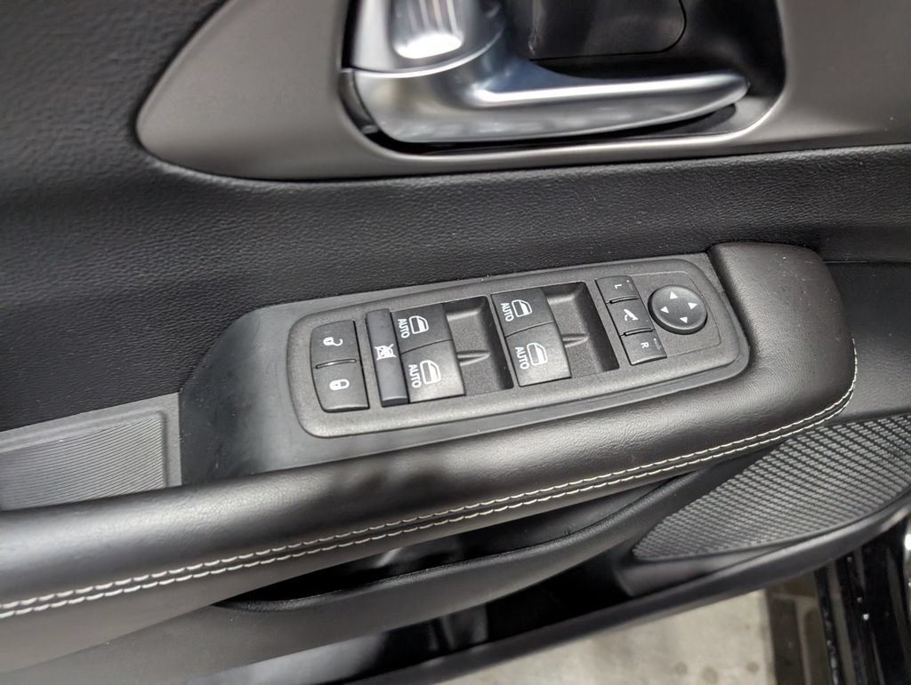 Used 2027 Chrysler Pacifica Limited FWD image 15