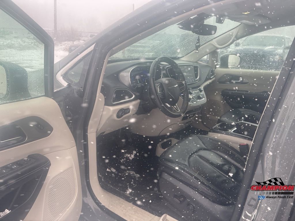 Used 2022 Chrysler Pacifica Touring-L image 13