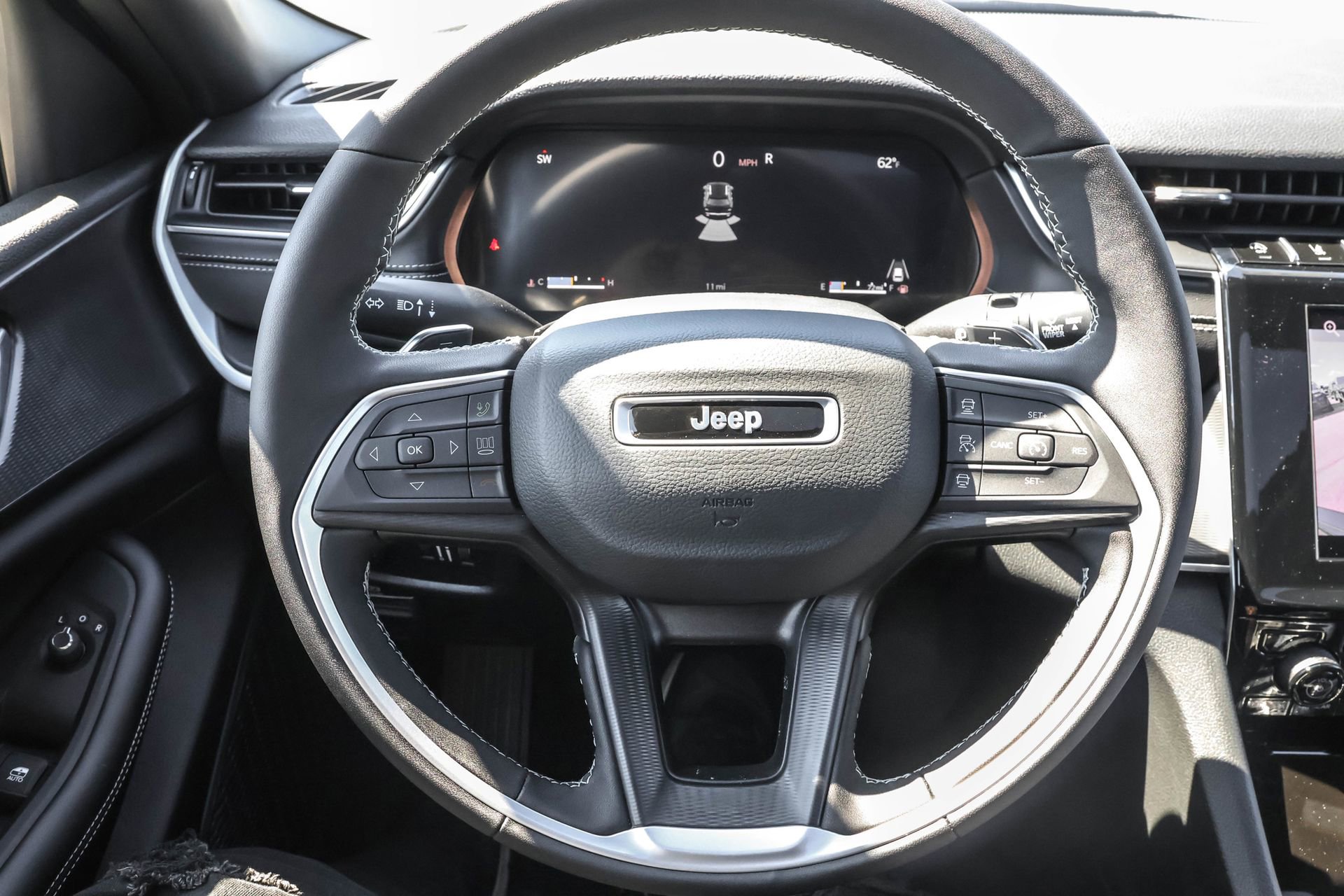 New 2025 Jeep Grand Cherokee Altitude AWD/4WD image 28