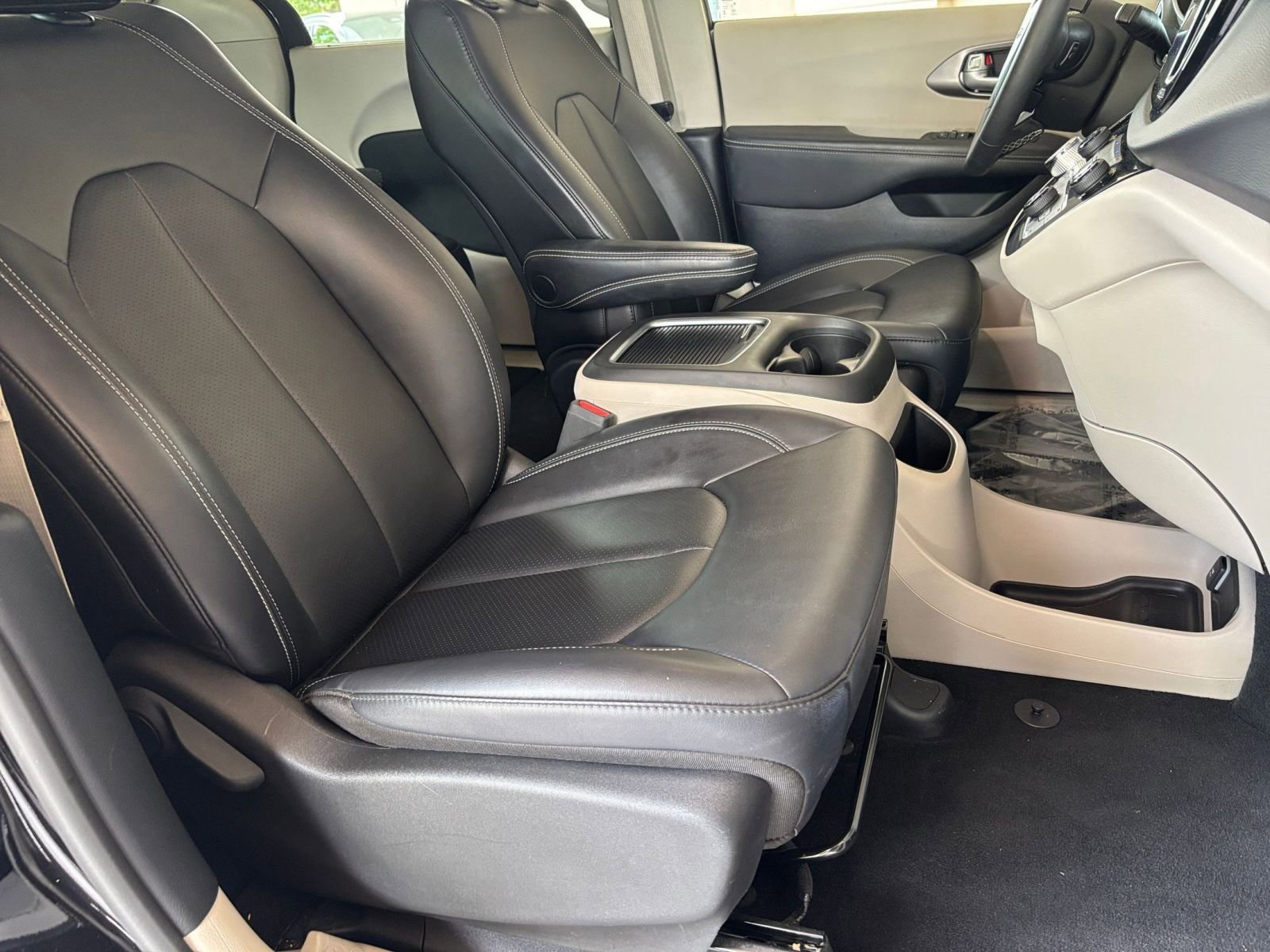 Used 2024 Chrysler Pacifica Touring-L FWD image 39