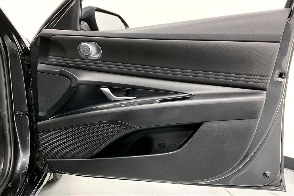 Used 2022 Hyundai Elantra SEL w/ Convenience Package FWD image 22