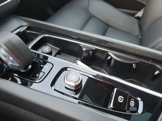 Certified 2025 Volvo XC60 B5 Plus image 18