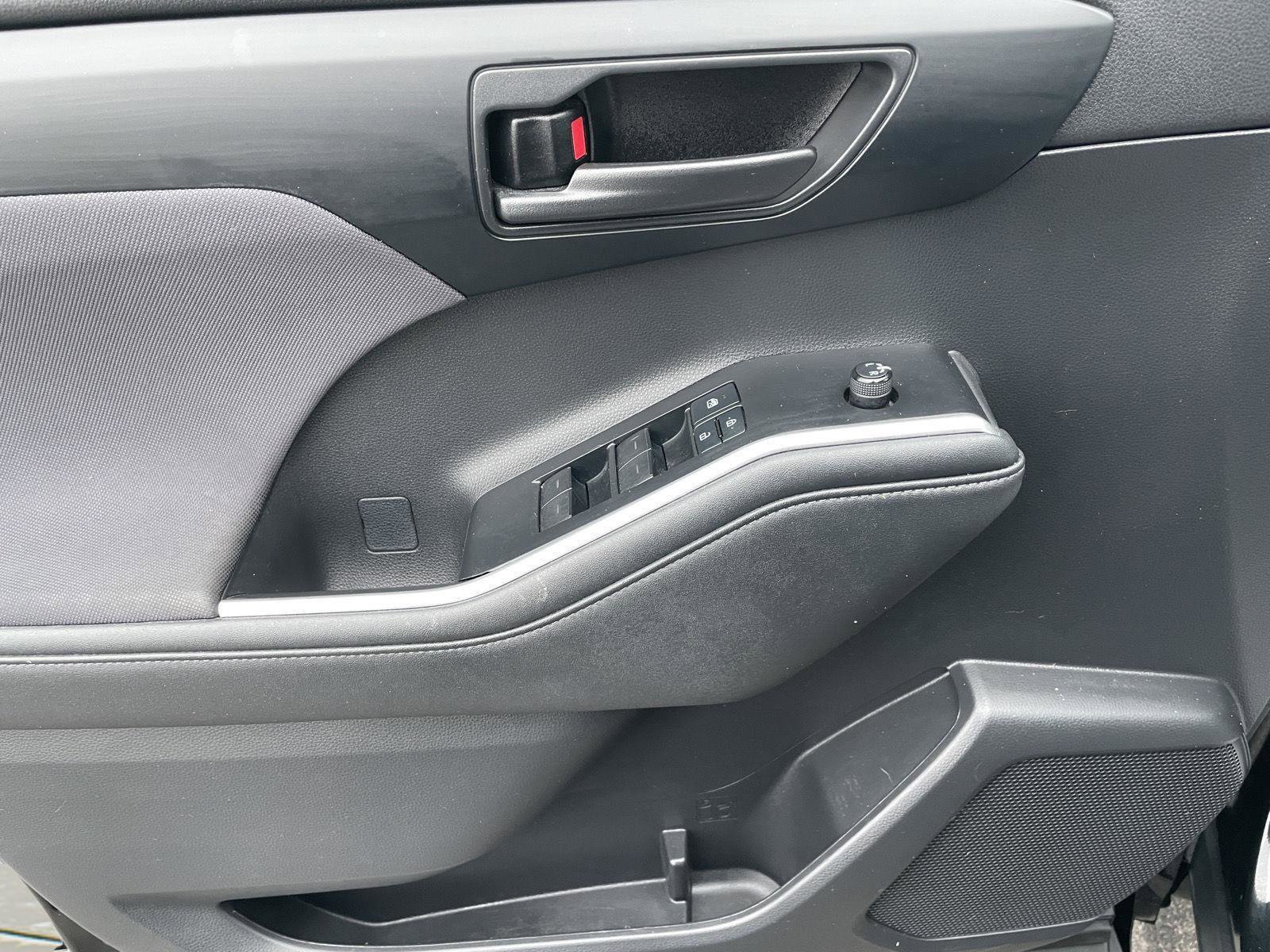 Used 2021 Toyota Highlander LE image 25