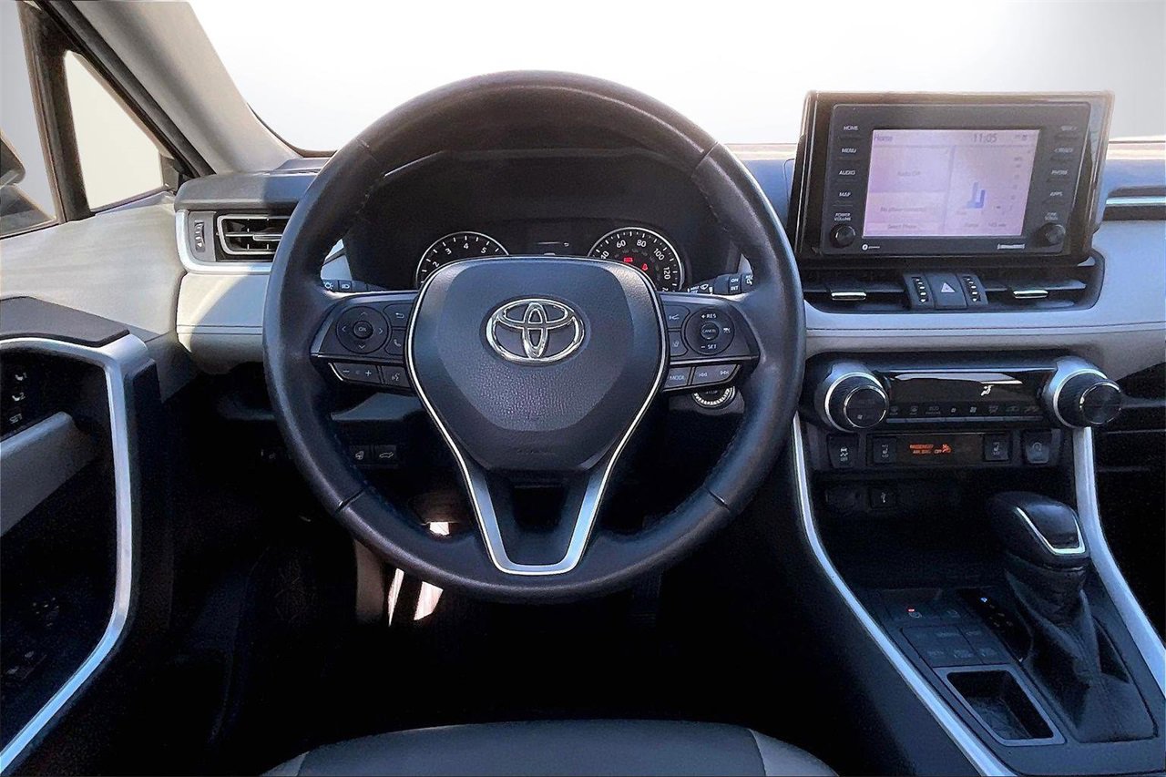 Used 2022 Toyota RAV4 XLE Premium image 11