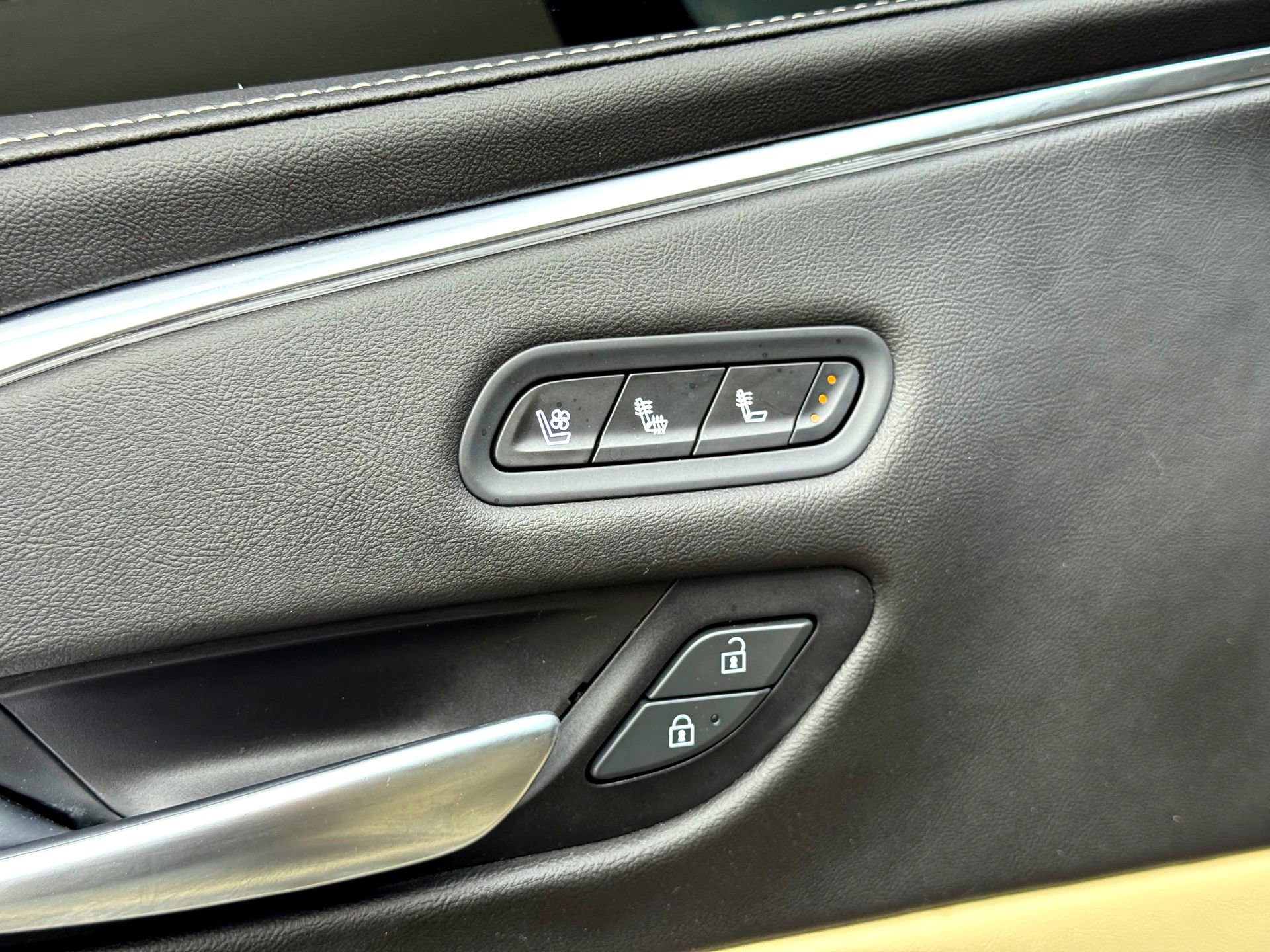 Used 2023 Cadillac Escalade Premium Luxury image 19