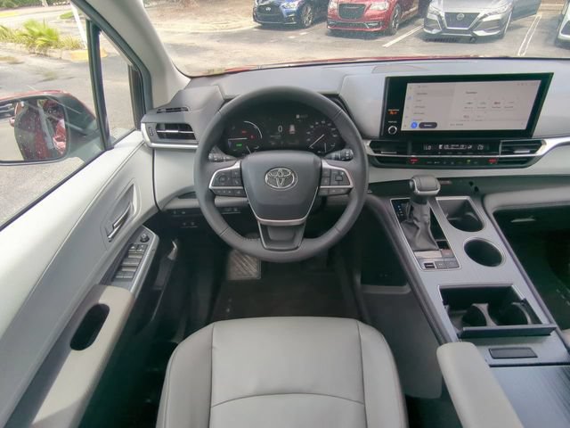 Used 2025 Toyota Sienna XLE FWD image 19