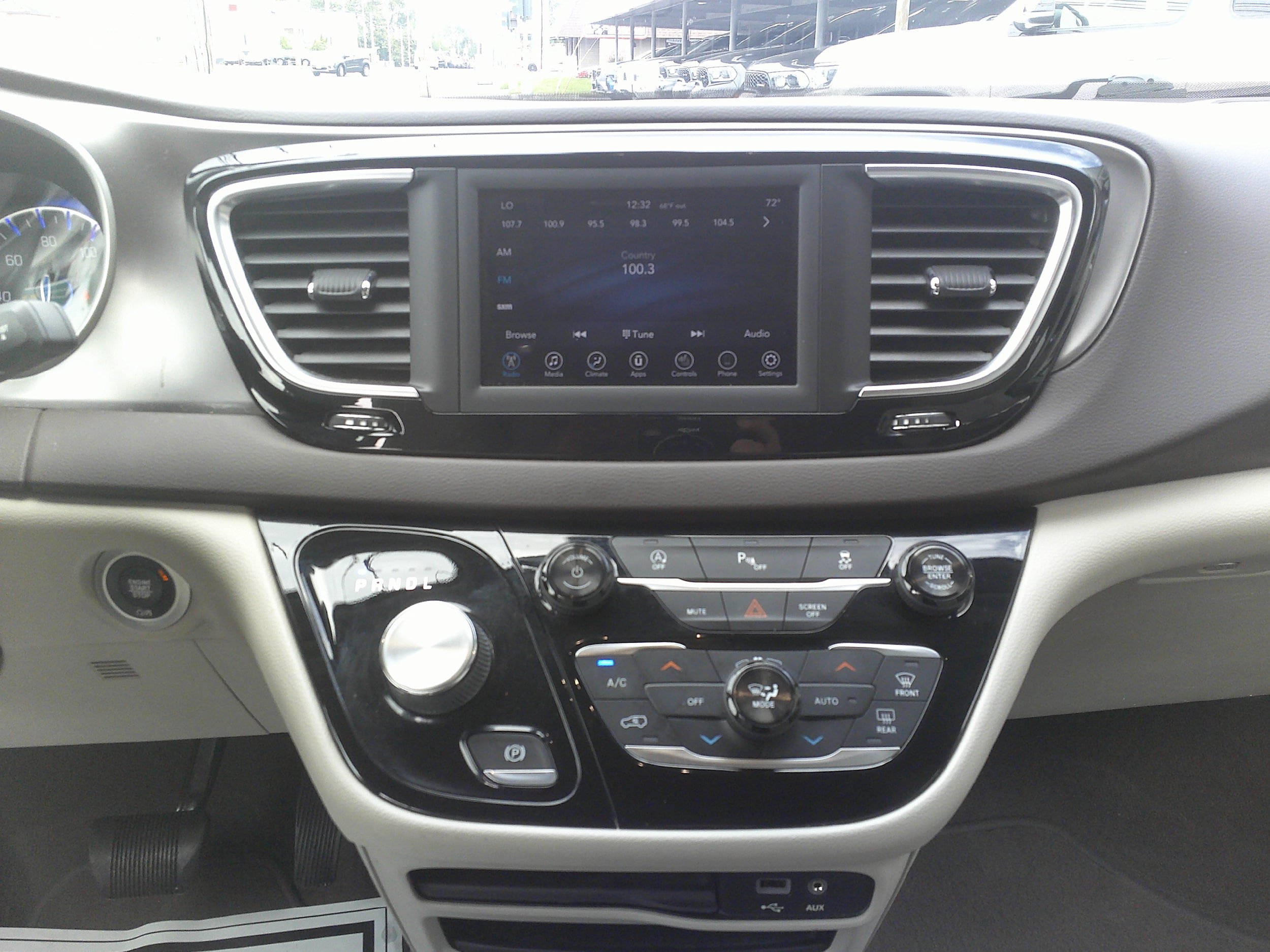 Used 2018 Chrysler Pacifica Touring-L FWD image 18