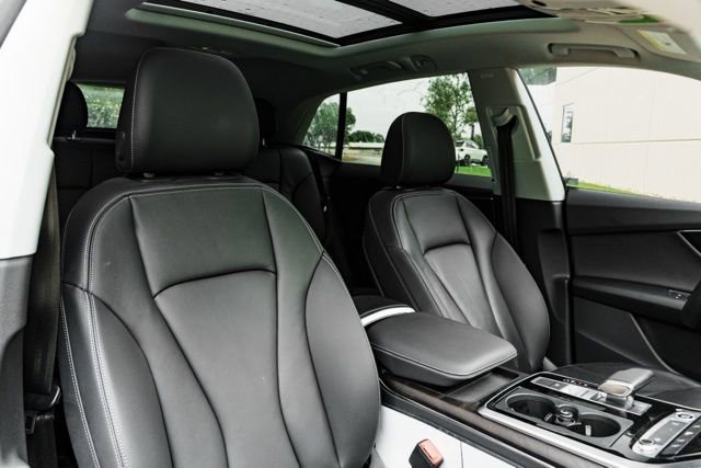 Used 2023 Audi Q8 Premium image 29