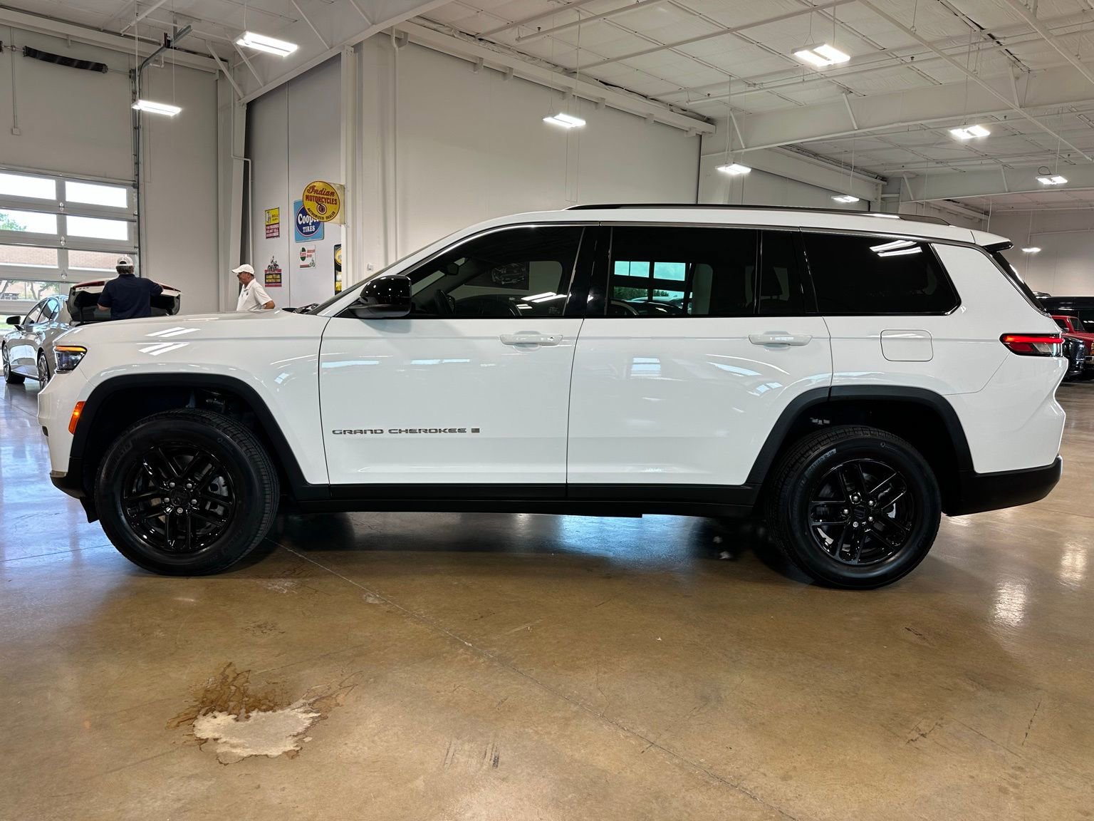 Used 2023 Jeep Grand Cherokee L Laredo AWD/4WD image 4