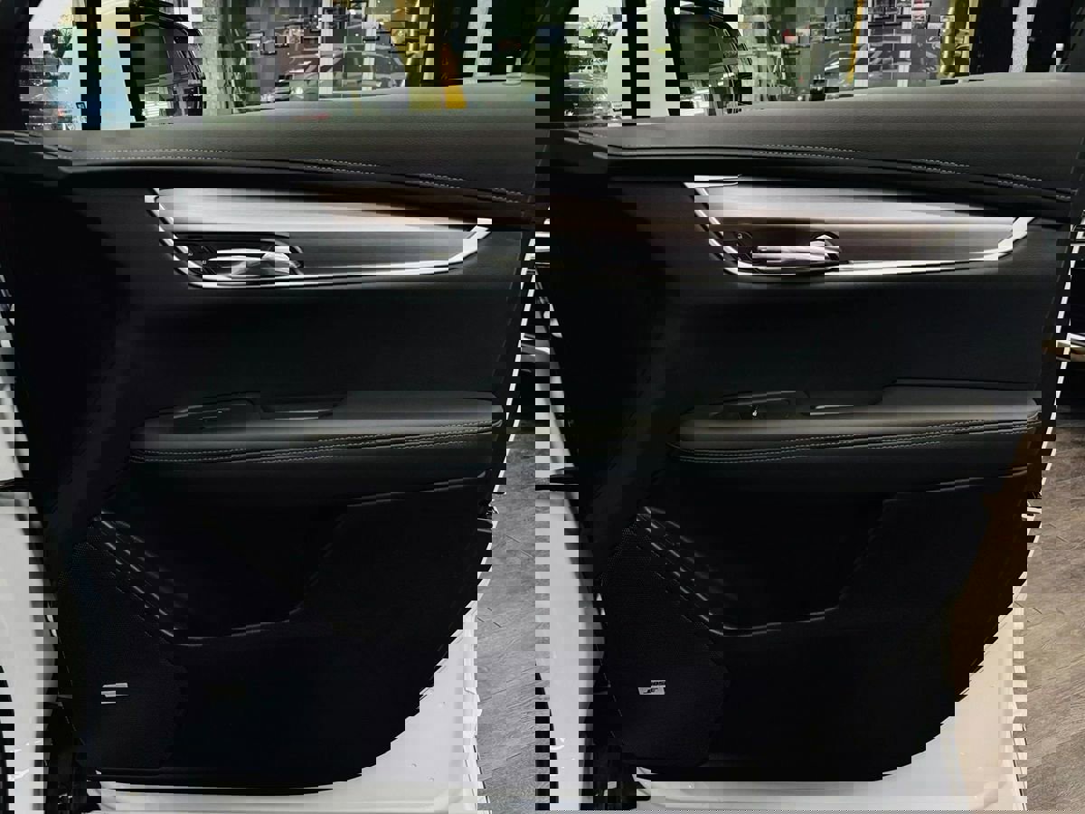 Used 2025 Cadillac XT6 Luxury image 34