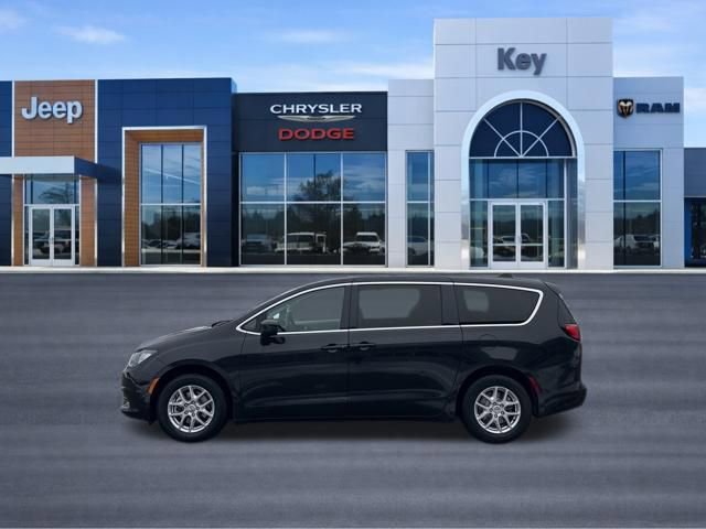 Used 2023 Chrysler Voyager LX image 2