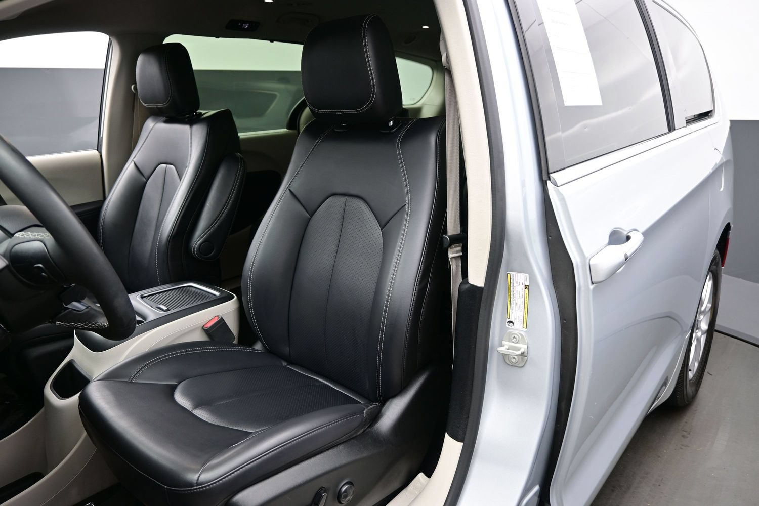 Used 2023 Chrysler Pacifica Touring-L FWD image 15
