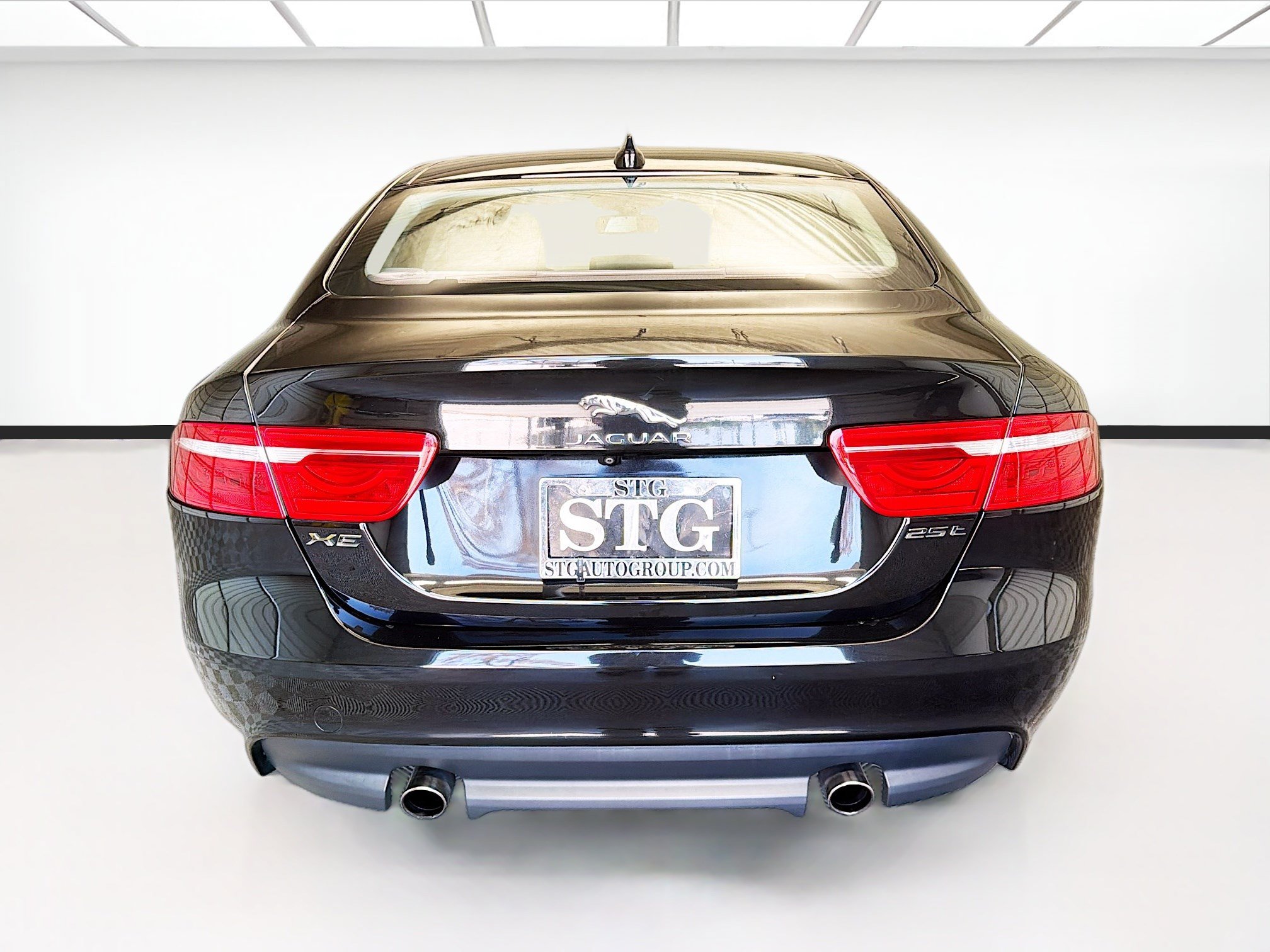 Used 2017 Jaguar XE Prestige RWD image 5