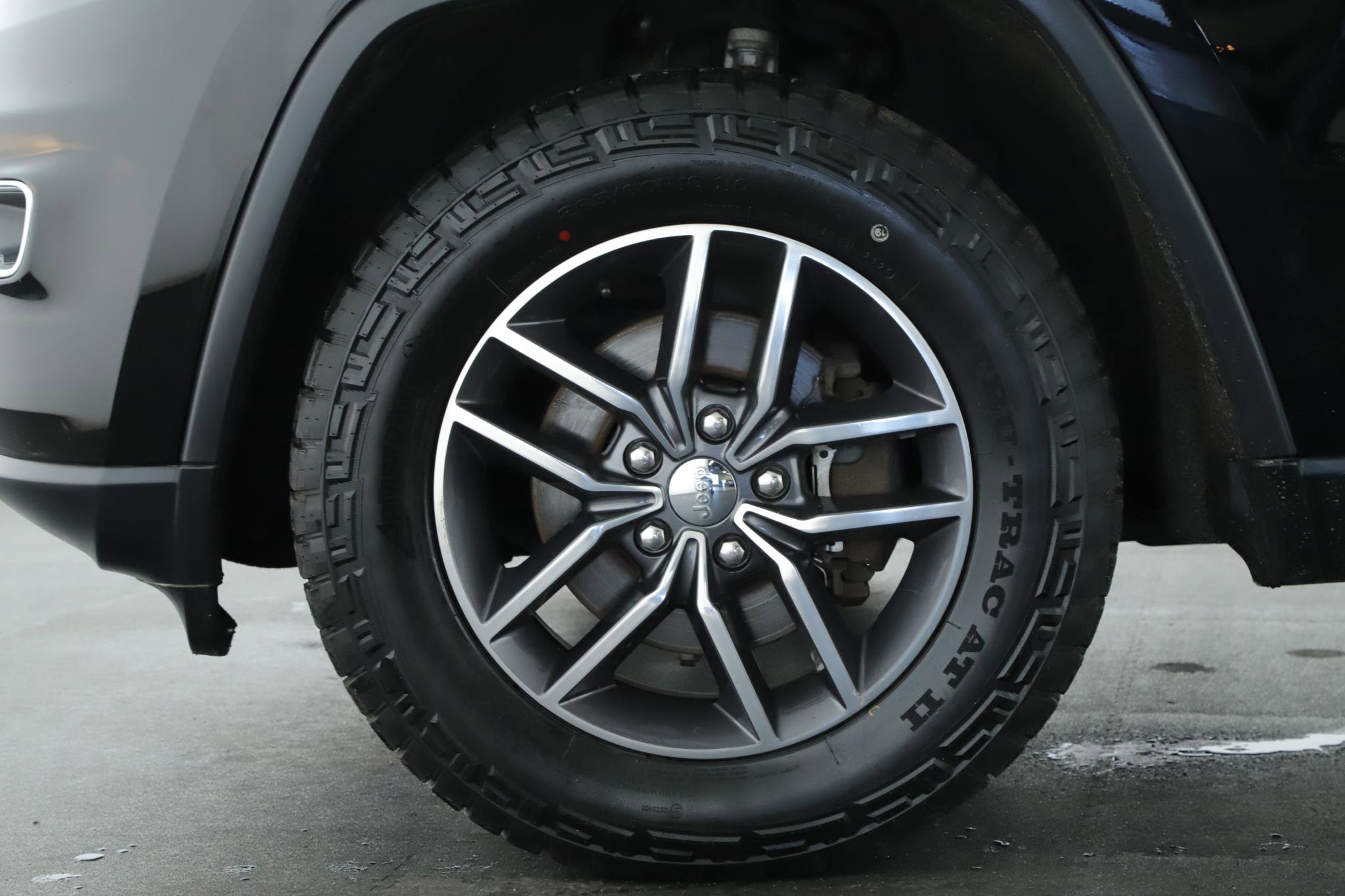 Used 2017 Jeep Grand Cherokee Limited image 21