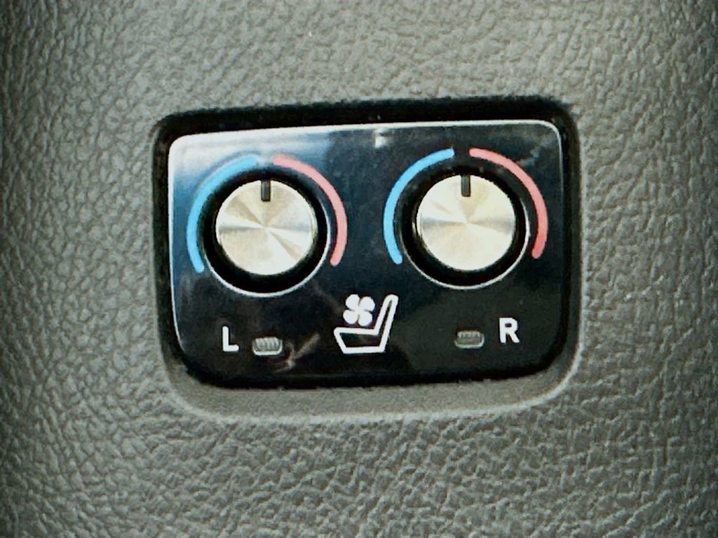 Used 2013 Toyota Avalon Limited image 24