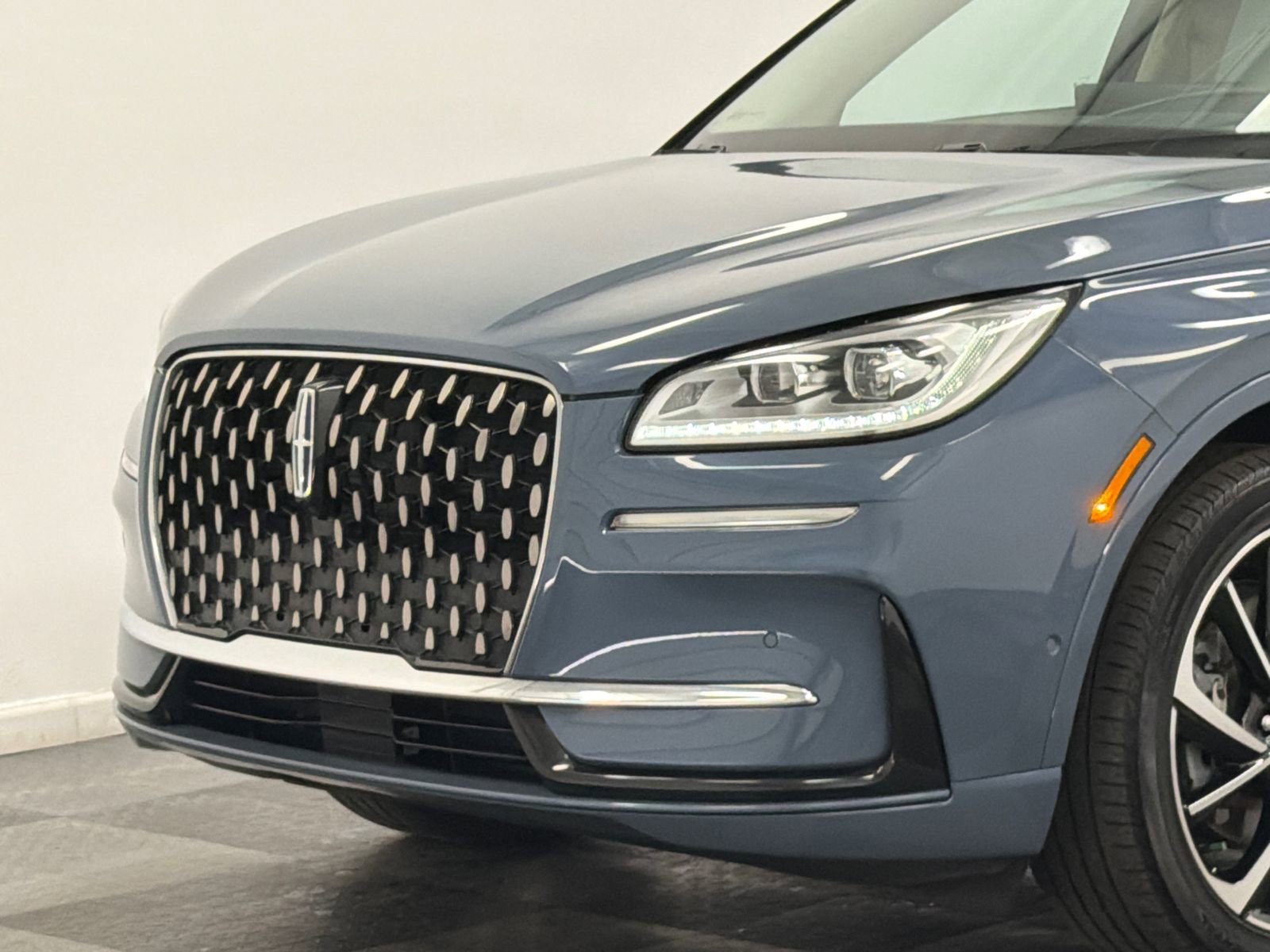 Used 2023 Lincoln Corsair Grand Touring w/ Equipment Group 302A AWD/4WD video 2