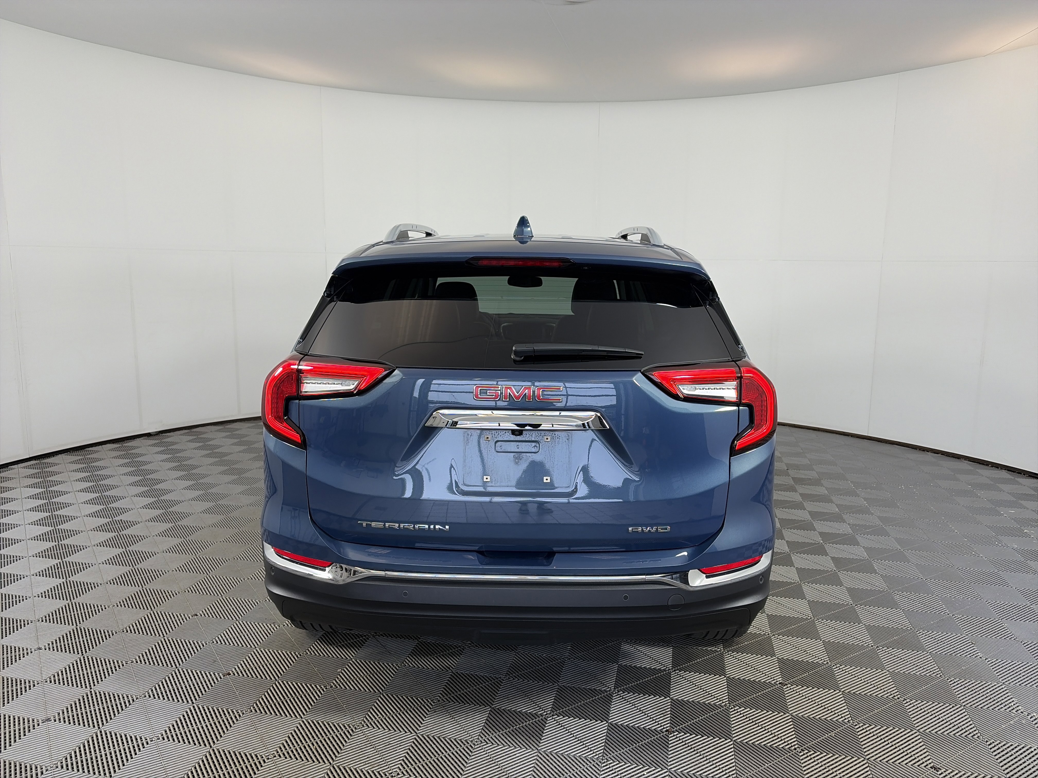 Certified 2024 GMC Terrain SLT w/ Infotainment Package II AWD/4WD image 9