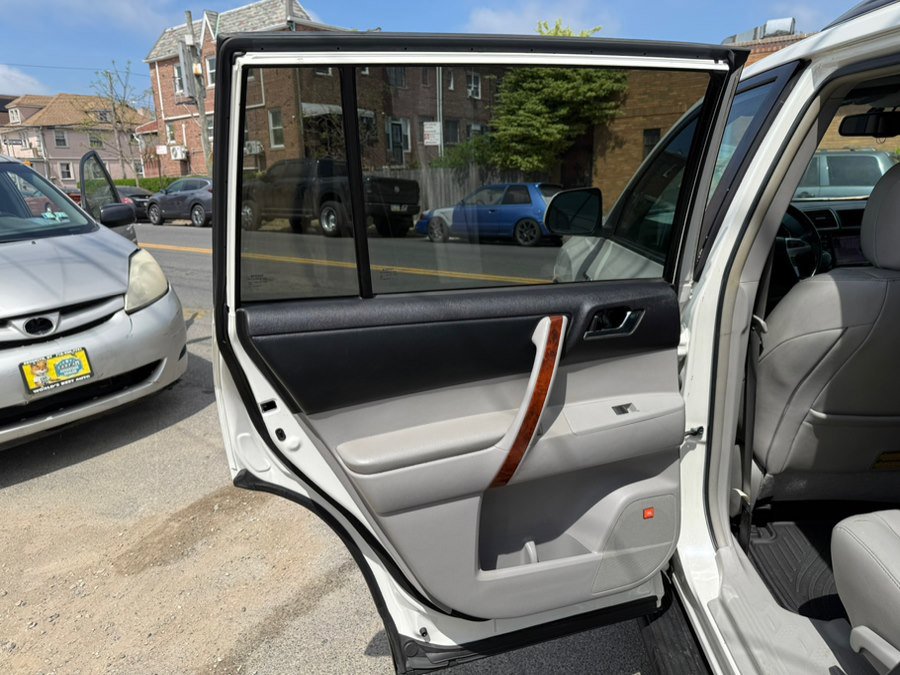 Used 2011 Toyota Highlander Limited w/ Tow Pkg AWD/4WD image 25