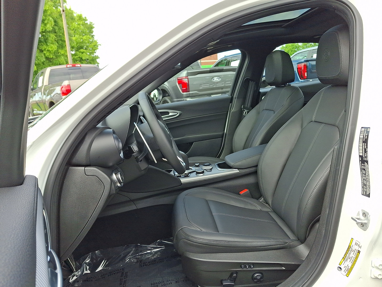 Used 2025 Alfa Romeo Giulia AWD w/ Driving Assist Package image 13
