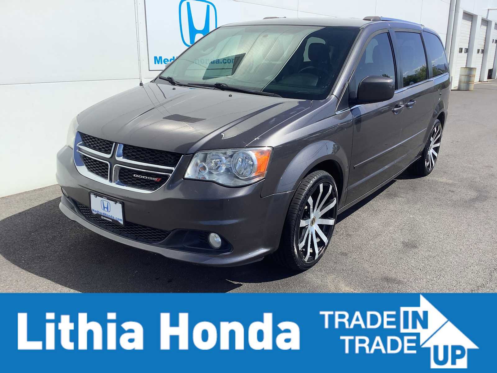 Used 2017 Dodge Grand Caravan SXT FWD image 1