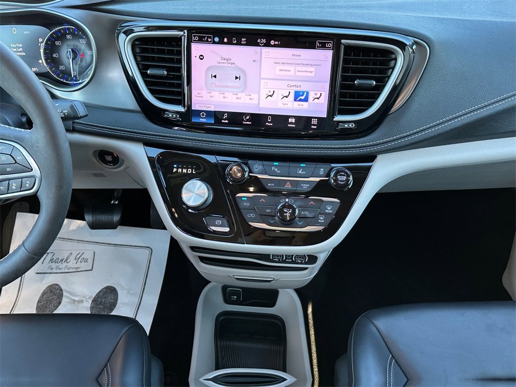 Used 2023 Chrysler Pacifica Touring-L image 16