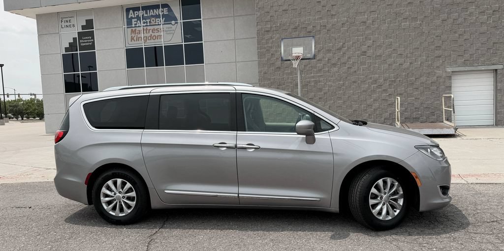 Used 2018 Chrysler Pacifica Touring-L FWD image 5