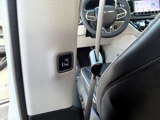 Used 2023 Chrysler Pacifica Limited w/ Uconnect Theater Family Group FWD image 40